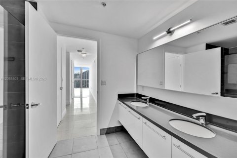Condo in Miami, Florida, 3 bedrooms  № 2339836 - photo 23