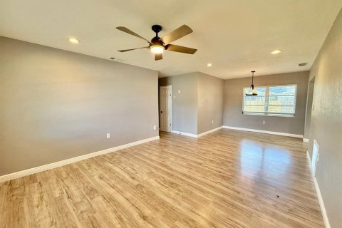 Villa ou maison à louer à Clearwater, Floride: 3 chambres, 116.59 m2 № 2431195 - photo 4