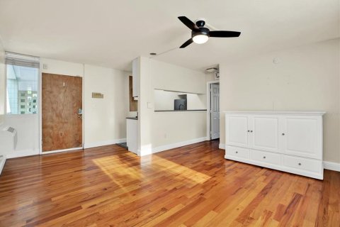 Condo in Tampa, Florida, 1 bedroom  № 1582309 - photo 8