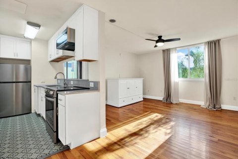 Condo in Tampa, Florida, 1 bedroom  № 1582309 - photo 11