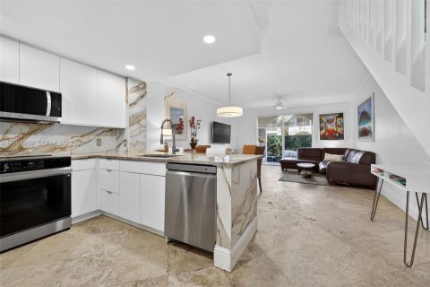 Townhouse in Highland Beach, Florida 2 bedrooms, 118.45 sq.m. № 2026817 - photo 5