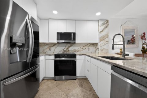 Townhouse in Highland Beach, Florida 2 bedrooms, 118.45 sq.m. № 2026817 - photo 6