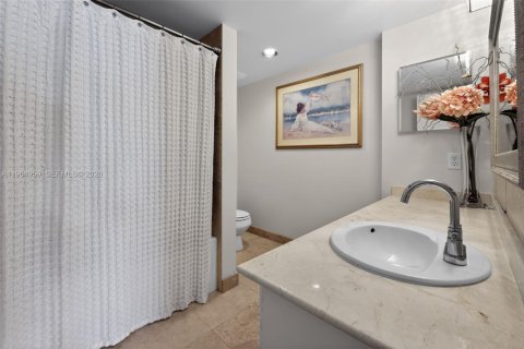 Townhouse in Highland Beach, Florida 2 bedrooms, 118.45 sq.m. № 2026817 - photo 18