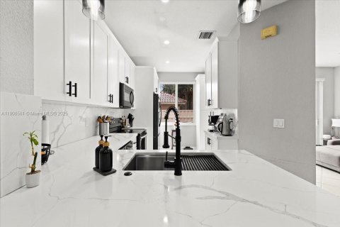 Townhouse in Sunrise, Florida 3 bedrooms, 134.15 sq.m. № 1964494 - photo 7