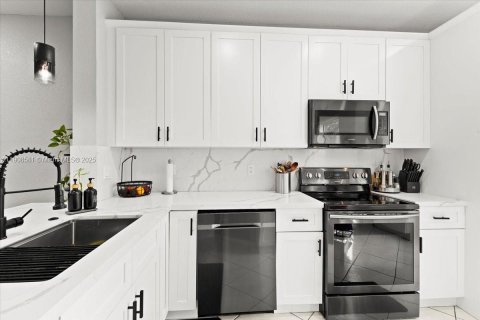 Townhouse in Sunrise, Florida 3 bedrooms, 134.15 sq.m. № 1964494 - photo 8