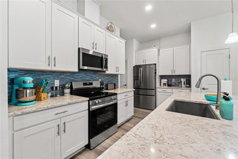 House in Weeki Wachee, Florida 4 bedrooms, 197.32 sq.m. № 2121373 - photo 7