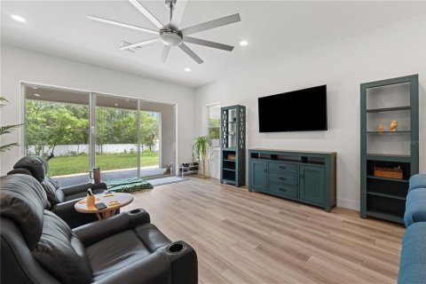 House in Weeki Wachee, Florida 4 bedrooms, 197.32 sq.m. № 2121373 - photo 12