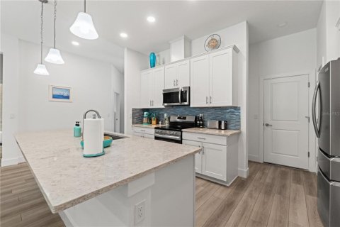House in Weeki Wachee, Florida 4 bedrooms, 197.32 sq.m. № 2121373 - photo 5