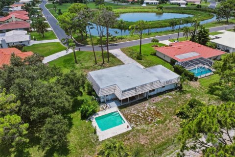 House in Nokomis, Florida 2 bedrooms, 139.07 sq.m. № 2236097 - photo 3