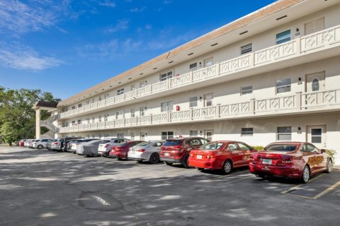 Condo in Lauderdale Lakes, Florida, 2 bedrooms  № 1080541 - photo 1