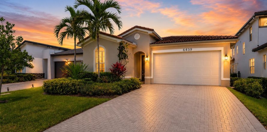 House in West Palm Beach, Florida 3 bedrooms, 196.67 sq.m. № 2177538