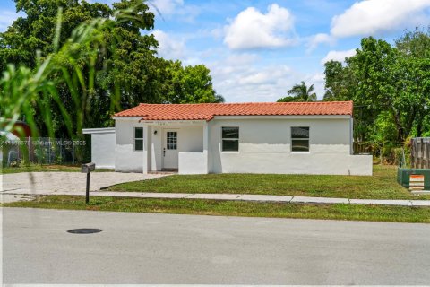 Casa en venta en Fort Lauderdale, Florida, 5 dormitorios, 123.65 m2 № 1938575 - foto 1