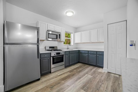 Casa en venta en Fort Lauderdale, Florida, 5 dormitorios, 123.65 m2 № 1938575 - foto 3