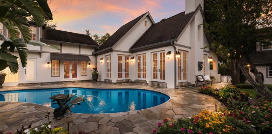 House in Sarasota, Florida 4 bedrooms, 451.23 sq.m. № 2102495