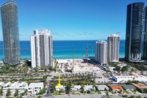 Immobilier commercial à vendre à Sunny Isles Beach, Floride: 185.62 m2 № 1978620 - photo 1