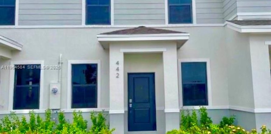 Townhouse in Florida City, Florida 3 bedrooms, 132.66 sq.m. № 2026688
