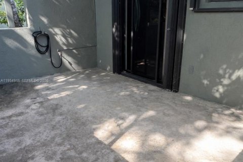 Copropriété à louer à Miami, Floride: 2 chambres, 106.84 m2 № 2009304 - photo 2