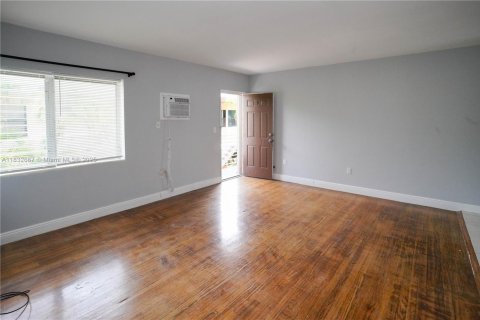 Commercial property in Miami Beach, Florida 532.33 sq.m. № 1814428 - photo 11