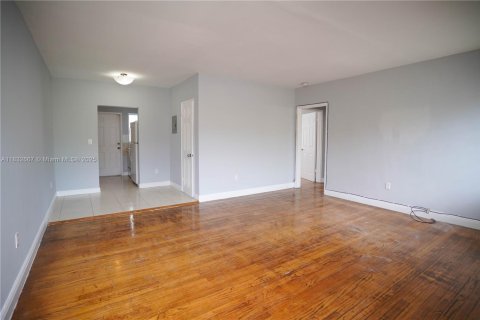 Commercial property in Miami Beach, Florida 532.33 sq.m. № 1814428 - photo 9