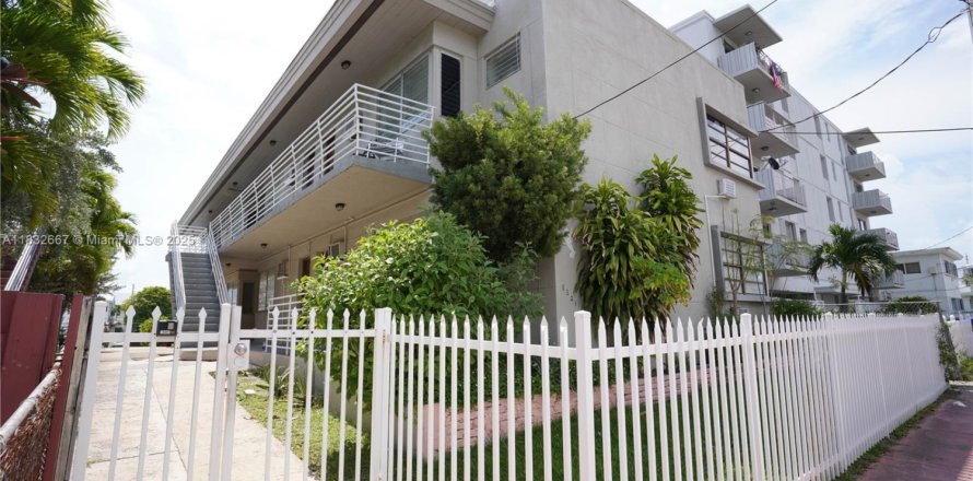 Commercial property in Miami Beach, Florida 532.33 sq.m. № 1814428