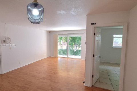 Copropriété à louer à Lauderhill, Floride: 1 chambre, 78.04 m2 № 1949253 - photo 1