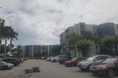 Apartamento en alquiler en Hialeah Gardens, Florida, 2 dormitorios, 89.19 m2 № 1929552 - foto 3