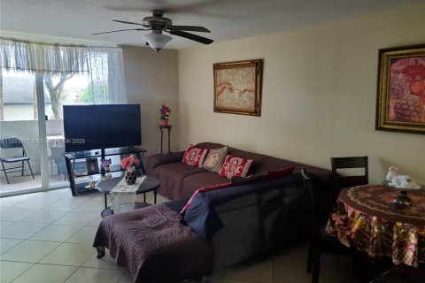 Apartamento en alquiler en Hialeah Gardens, Florida, 2 dormitorios, 89.19 m2 № 1929552 - foto 1