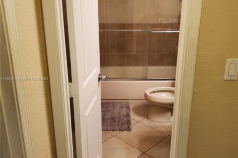 Apartamento en alquiler en Hialeah Gardens, Florida, 2 dormitorios, 89.19 m2 № 1929552 - foto 15