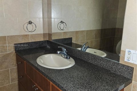 Apartamento en alquiler en Hialeah Gardens, Florida, 2 dormitorios, 89.19 m2 № 1929552 - foto 17