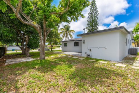 House in Miami Gardens, Florida 4 bedrooms, 109.16 sq.m. № 1832278 - photo 6