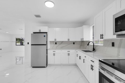 House in Miami Gardens, Florida 4 bedrooms, 109.16 sq.m. № 1832278 - photo 11