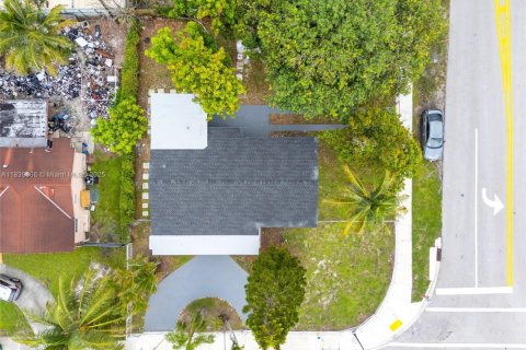 House in Miami Gardens, Florida 4 bedrooms, 109.16 sq.m. № 1832278 - photo 4