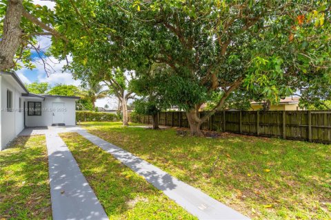 House in Miami Gardens, Florida 4 bedrooms, 109.16 sq.m. № 1832278 - photo 7