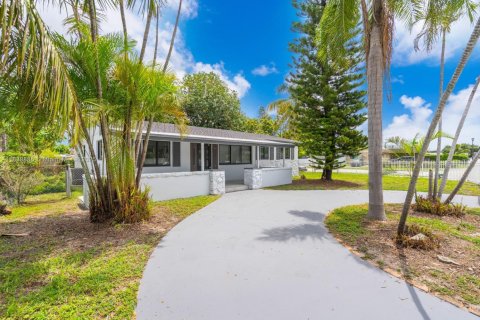 House in Miami Gardens, Florida 4 bedrooms, 109.16 sq.m. № 1832278 - photo 1