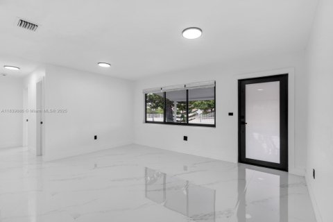House in Miami Gardens, Florida 4 bedrooms, 109.16 sq.m. № 1832278 - photo 8
