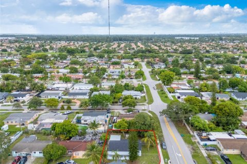House in Miami Gardens, Florida 4 bedrooms, 109.16 sq.m. № 1832278 - photo 29
