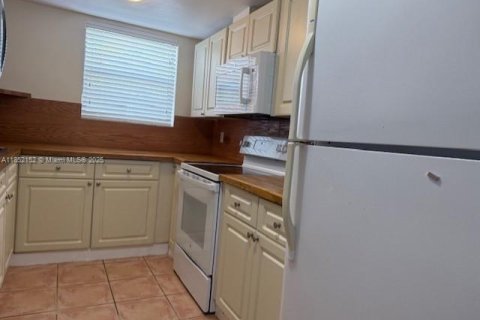 Villa ou maison à louer à Miami, Floride: 2 chambres, 116.13 m2 № 1858766 - photo 18