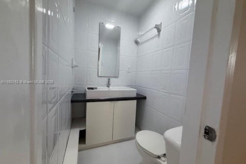 Villa ou maison à louer à Miami, Floride: 2 chambres, 116.13 m2 № 1858766 - photo 19
