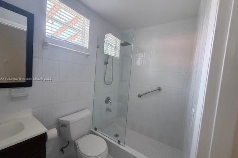 Villa ou maison à louer à Miami, Floride: 2 chambres, 116.13 m2 № 1858766 - photo 23