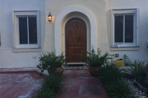 Villa ou maison à louer à Miami, Floride: 2 chambres, 116.13 m2 № 1858766 - photo 1