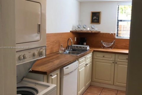 Villa ou maison à louer à Miami, Floride: 2 chambres, 116.13 m2 № 1858766 - photo 7