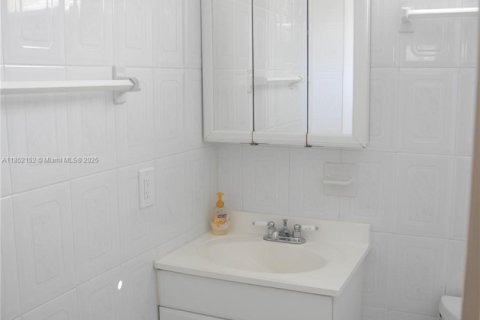Villa ou maison à louer à Miami, Floride: 2 chambres, 116.13 m2 № 1858766 - photo 10