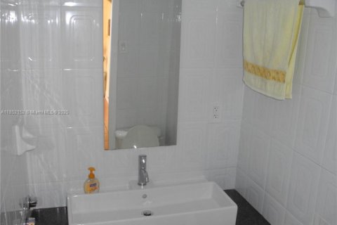 Villa ou maison à louer à Miami, Floride: 2 chambres, 116.13 m2 № 1858766 - photo 11