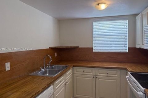 Villa ou maison à louer à Miami, Floride: 2 chambres, 116.13 m2 № 1858766 - photo 16