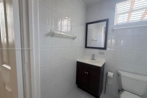 Villa ou maison à louer à Miami, Floride: 2 chambres, 116.13 m2 № 1858766 - photo 24