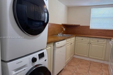 Villa ou maison à louer à Miami, Floride: 2 chambres, 116.13 m2 № 1858766 - photo 17