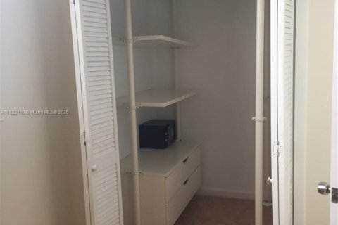 Villa ou maison à louer à Miami, Floride: 2 chambres, 116.13 m2 № 1858766 - photo 8