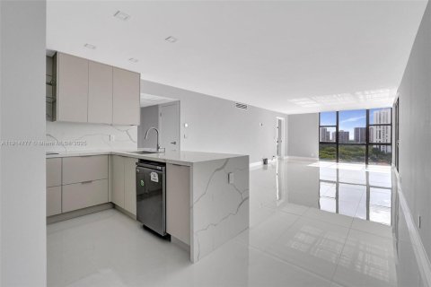 Condo in Aventura, Florida, 2 bedrooms № 1971360 - photo 2