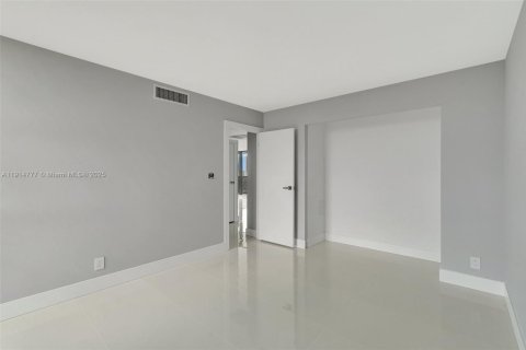 Condo in Aventura, Florida, 2 bedrooms № 1971360 - photo 13