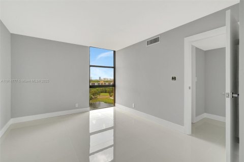 Condo in Aventura, Florida, 2 bedrooms № 1971360 - photo 14